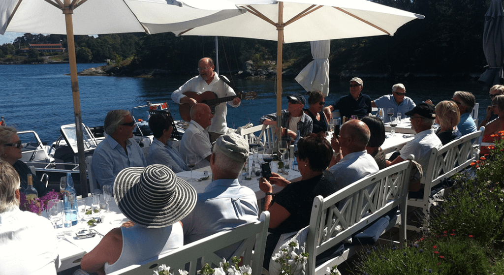 Live musikk på vår sommerresturant