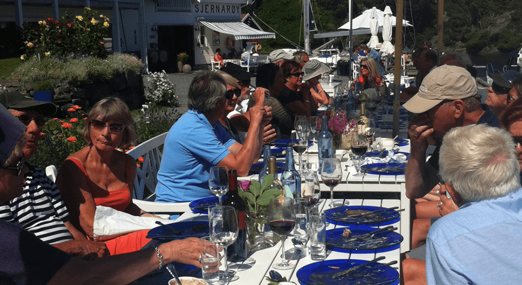 Flere folk som koser seg på sommerrestaurant